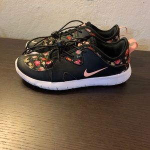 Pre - owned little girl Nike size 4Y flex